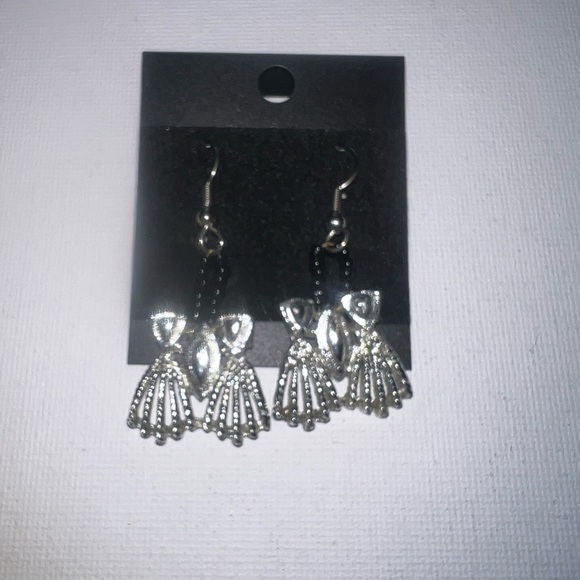 COPY - ♦️ Silver-toned metal charm with black stone, dangling silver-toned meta… - Picture 3 of 4